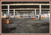 Swamishri observes the ongoing construction of the assembly hall