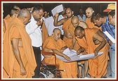 Swamishri observes the ongoing construction of the assembly hall