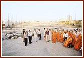 Swamishri observes the ongoing construction of the assembly hall