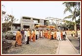 Swamishri observes the ongoing construction of the assembly hall