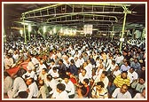 Swamishri blesses the satsang assembly