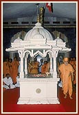Swamishri doing darshan and pradakshina of memorial shrine of Brahmaswarup Yogiji Maharaj