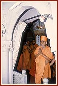 Swamishri engaged in darshan of Akshar Deri...
