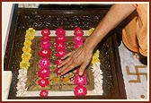 Swamishri touches the charnarvind of Bhagwan Swaminarayan in Akshar Deri