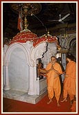 ... doing darshan of Brahmaswarup Shastriji Maharaj's murti