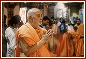 Swamishri engaged in Thakorji's darshan