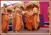 Pujya Balmukund Swami, Mahant of Gondal Mandir, welcomes Swamishri