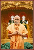 Swamishri bids 'Jai Swaminarayan' to the devotees