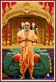 Swamishri bids 'Jai Swaminarayan' to the devotees