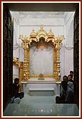 Swamishri observes the mandir and Shri Harikrishna Maharaj placed in the sinhasan of central shrine