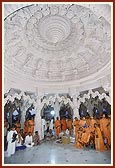 Swamishri observes the mandir dome, pradakshina and podium