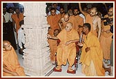 Swamishri observes the mandir and Shri Harikrishna Maharaj placed in the sinhasan of central shrine
