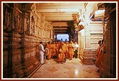 Swamishri observes the mandir dome, pradakshina and podium