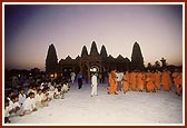 Swamishri observes the mandir dome, pradakshina and podium