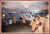 Swamishri observes the rangmandap