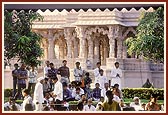 Devotees engaged in darshan of Swamishri's morning puja 