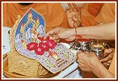 ...performs pujan of Shri Harikrishna Maharaj