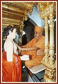 Swamishri performs the murti-pratishtha rituals amidst chanting of Vedic mantras