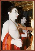 Swamishri performs the murti-pratishtha rituals amidst chanting of Vedic mantras