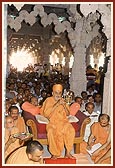 Swamishri performs the murti-pratishtha arti of Thakorji 