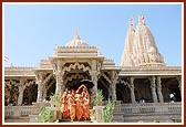 Swamishri descends the mandir steps for pratishtha of Shri Nilkanth Varni in Rang Mandap 