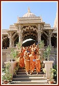 Swamishri descends the mandir steps for pratishtha of Shri Nilkanth Varni in Rang Mandap 