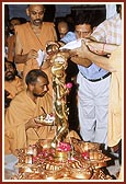 Swamishri descends the mandir steps for pratishtha of Shri Nilkanth Varni in Rang Mandap 