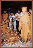 Swamishri descends the mandir steps for pratishtha of Shri Nilkanth Varni in Rang Mandap 