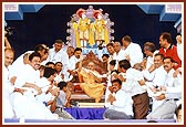 Devotees of Junagadh garland Swamishri 