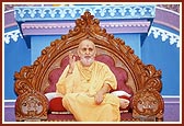 Swamishri blesses the murti-pratishtha assembly 