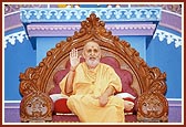 Swamishri blesses the murti-pratishtha assembly 