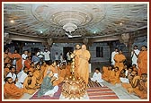 Swamishri performs abhishek of Shri Nilkanth Varni