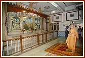 Swamishri at BAPS Shri Swaminarayan hari mandir