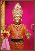 Shri Harikrishna Maharaj adorned in sandalwood paste (chandan)