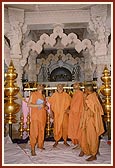 Swamishri observes the mandir dome