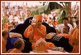 Swamishri holds a kalash as part of the yagna rituals