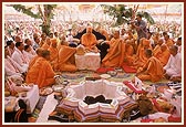 Swamishri performs rituals at the main yagna vedi