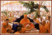 Swamishri performs arti