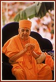 Swamishri finally gives blessings 