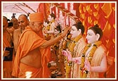 Swamishri performs pujan of murtis 