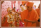 Swamishri performs pujan of murtis 