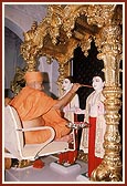 Swamishri performs the murti-pratishtha rituals of Shri Akshar Purushottam Maharaj 