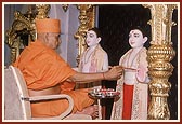 Swamishri performs the murti-pratishtha rituals of Shri Akshar Purushottam Maharaj 