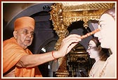 Swamishri performs the murti-pratishtha rituals of Shri Akshar Purushottam Maharaj 