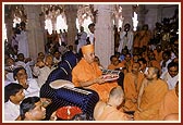 Swamishri and devotees perform the murti-pratishtha arti of Thakorji 