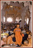 Swamishri and devotees perform the murti-pratishtha arti of Thakorji 