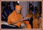 Swamishri and devotees perform the murti-pratishtha arti of Thakorji 