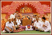 Leading devotees of Bhavnagar garland Swamishri 