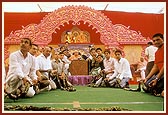 Leading devotees of Bhavnagar garland Swamishri 