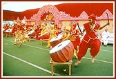 Welcome dance performed by BAPS Kishore Mandal, Bhavnagar